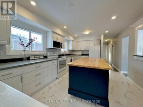 1398 Lakefield St in Oshawa, ON - Building Photo - Building Photo