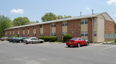 Country Lakes Apartments in Browns Mills, NJ - Building Photo - Building Photo