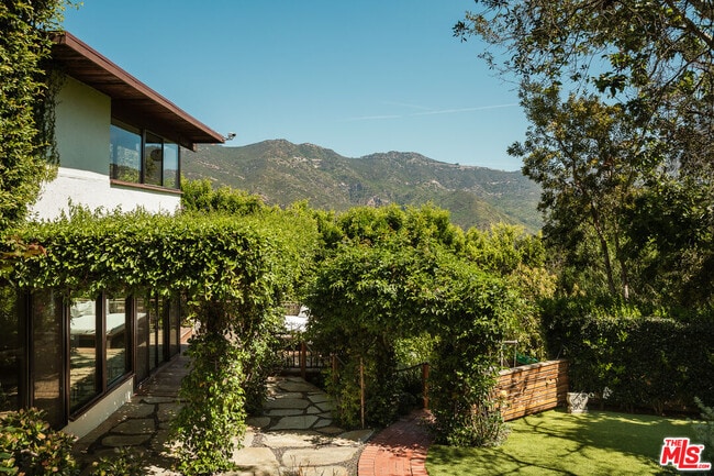 26237 Fairside Rd in Malibu, CA - Building Photo - Building Photo