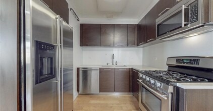 64-05 Yellowstone Blvd in Queens, NY - Foto de edificio - Building Photo