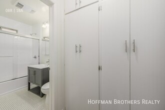 2001 Beachwood Dr in Los Angeles, CA - Foto de edificio - Building Photo