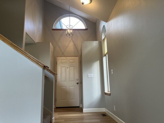 2430 W Meadow Blvd in Mount Vernon, WA - Foto de edificio - Building Photo
