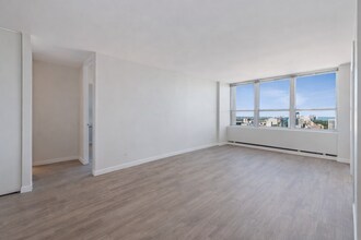 655 W Irving Park Rd, Unit 3314 in Chicago, IL - Foto de edificio - Building Photo