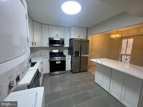 11837 Shire Ct in Reston, VA - Building Photo - Building Photo