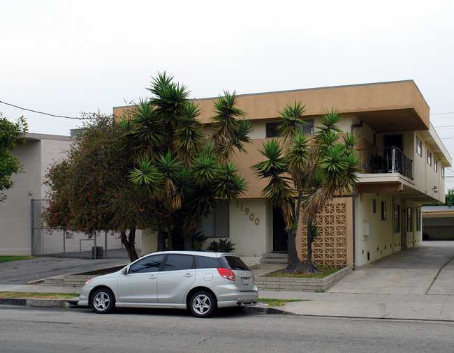 11900 York Ave in Hawthorne, CA - Building Photo - Building Photo