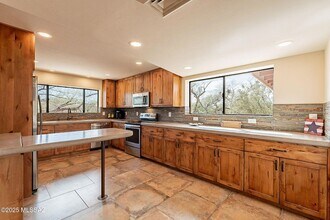 9035 E Woodland Rd, Unit B11 in Tucson, AZ - Building Photo - Building Photo