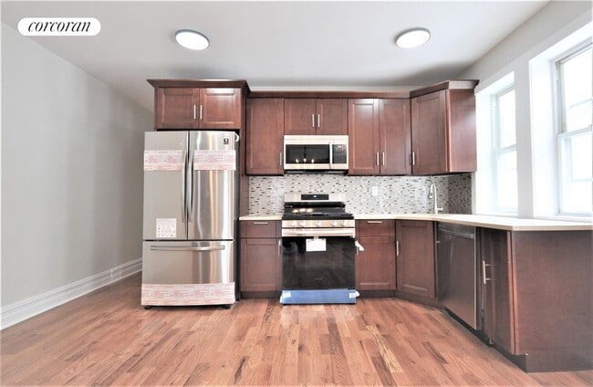 84 E 40th St in Brooklyn, NY - Foto de edificio - Building Photo