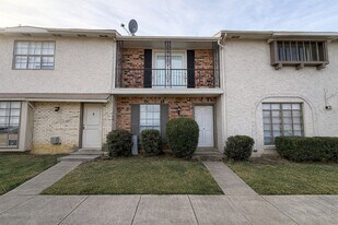 16 W Creek Ln in Grand Prairie, TX - Building Photo
