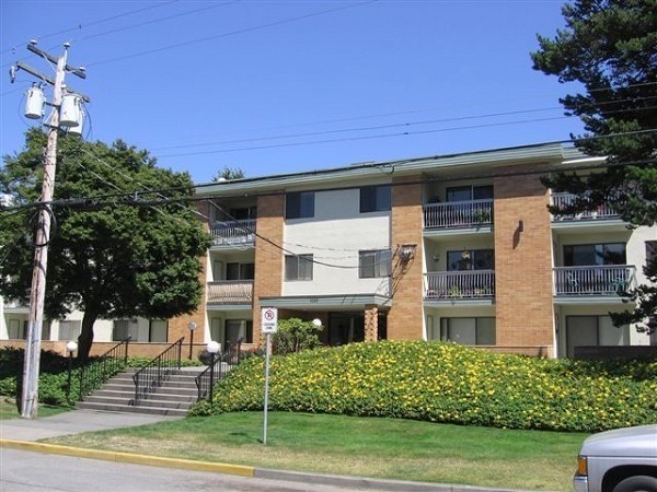 Haighton Manor in White Rock, BC - Building Photo