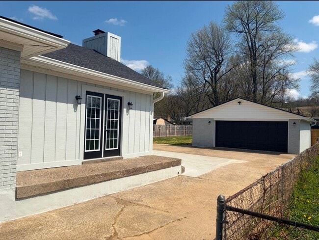 5209 Eugene Way in Louisville, KY - Foto de edificio - Building Photo