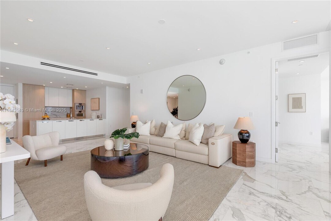 15701 Collins Ave in North Miami Beach, FL - Building Photo