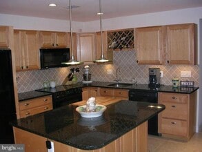 1102 E Holly Ave in Sterling, VA - Building Photo - Building Photo