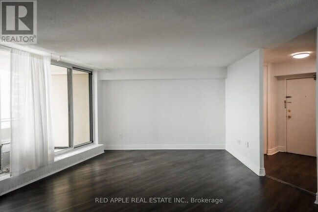 380 Dixon Rd in Toronto, ON - Building Photo - Building Photo