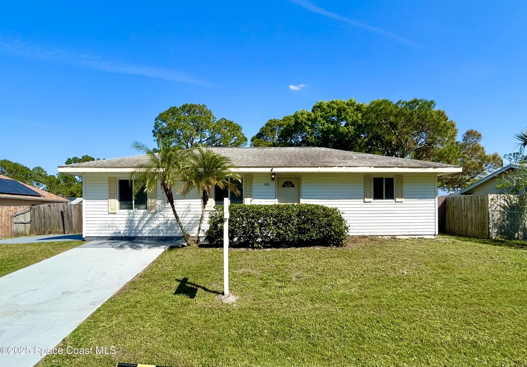 420 Australian Rd NW in Palm Bay, FL - Building Photo