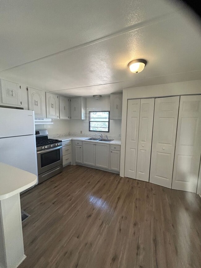 property at 201 W Scharbauer St
