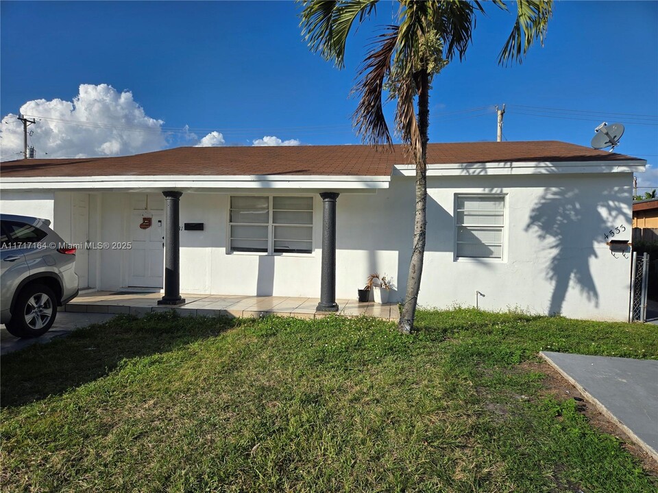 4533 NW 6th St in Miami, FL - Building Photo