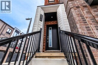 70 Kenesky Dr in Waterdown, ON - Building Photo - Building Photo