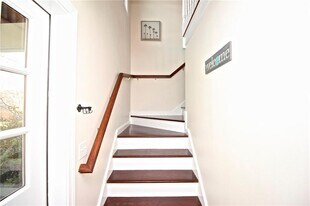 190 Coggeshall Ave, Unit 1A in Newport, RI - Building Photo