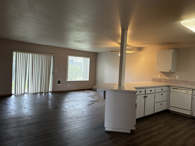 647 29th St, Unit Apt 2 in Washougal, WA - Foto de edificio - Building Photo