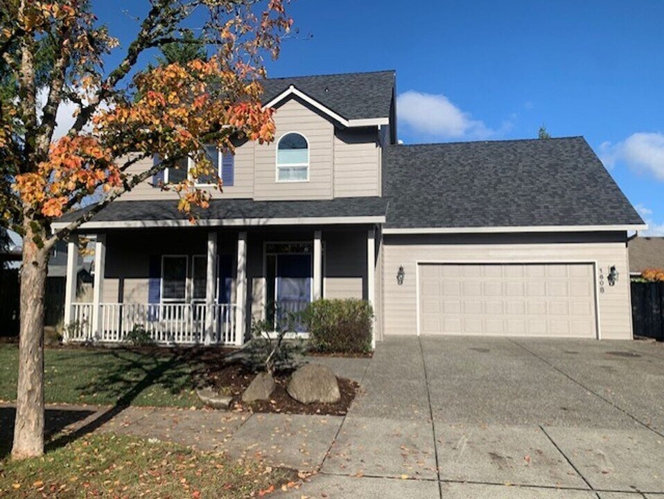 1608 SE 11th Ave in Canby, OR - Building Photo