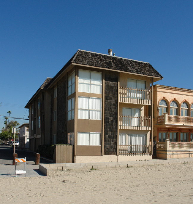 1301 Seal Way in Seal Beach, CA - Building Photo - Building Photo