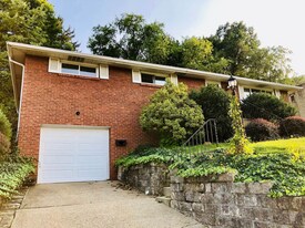 21 Terrace Dr in Crafton, PA - Building Photo