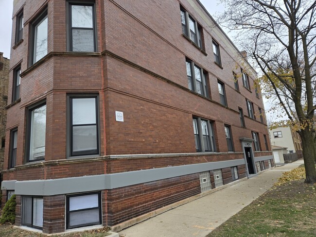 4704 N Leavitt St in Chicago, IL - Building Photo - Building Photo