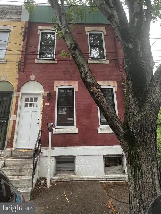2541 W Sergeant St in Philadelphia, PA - Building Photo