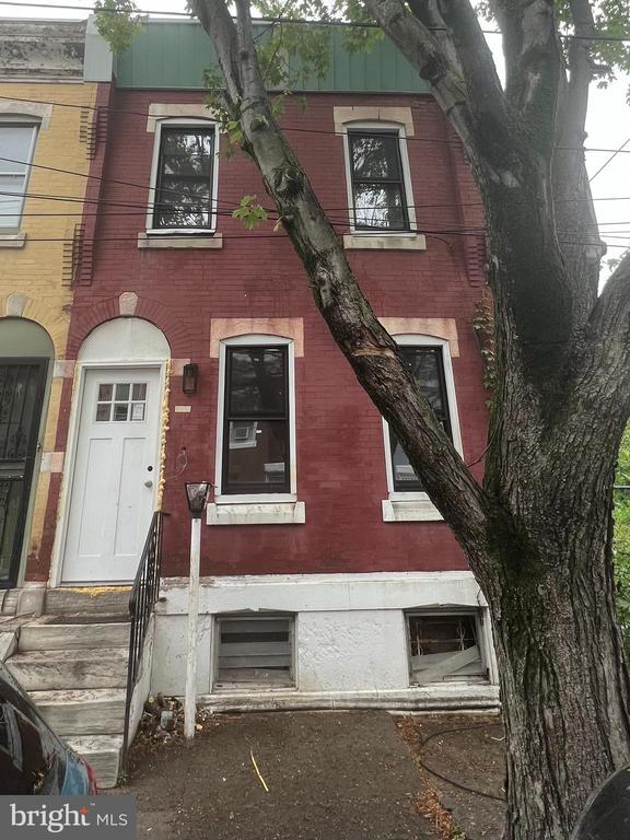 property at 2541 W Sergeant St