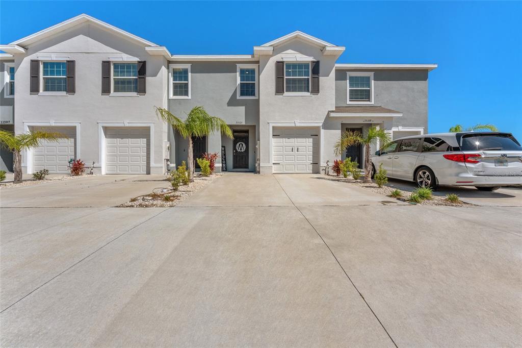 33105 Major Oak Dr in Wesley Chapel, FL - Foto de edificio