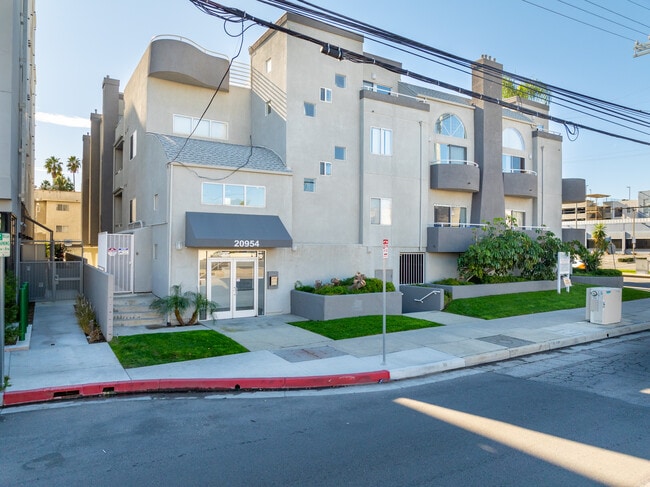 Cambridge Court Apartments in Canoga Park, CA - Foto de edificio - Building Photo