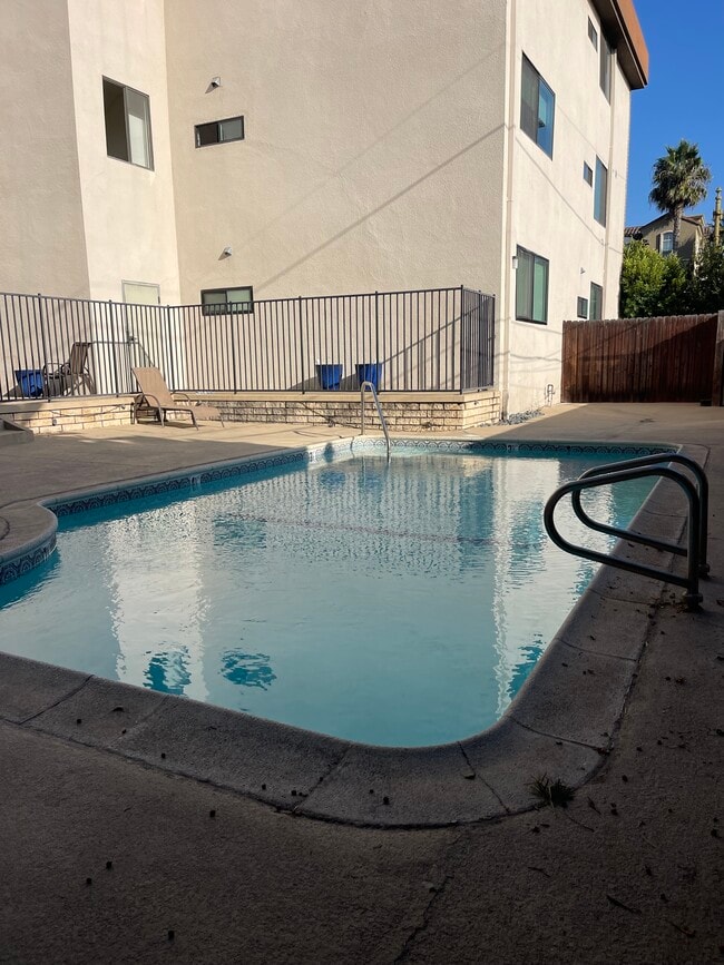 2175 S Beverly Glen Blvd, Unit 308 in Los Angeles, CA - Building Photo - Building Photo