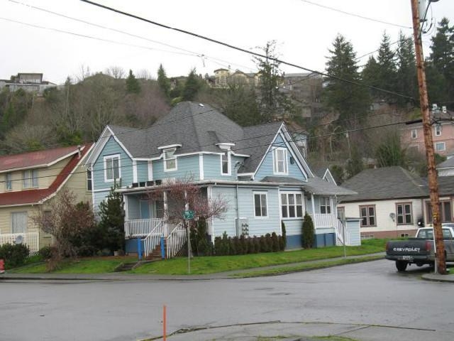 208 Park Ave in Coos Bay, OR - Building Photo