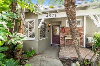4571 Canoga Dr in Los Angeles, CA - Building Photo - Building Photo