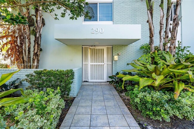 290 Navarre Ave, Unit 201 in Coral Gables, FL - Building Photo - Building Photo