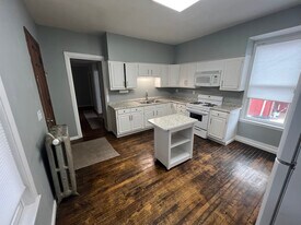 571 Jefferson St, Unit Unit 1 in Dubuque, IA - Building Photo