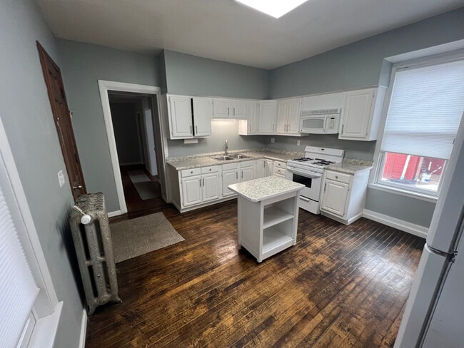 571 Jefferson St, Unit Unit 1 in Dubuque, IA - Building Photo - Building Photo