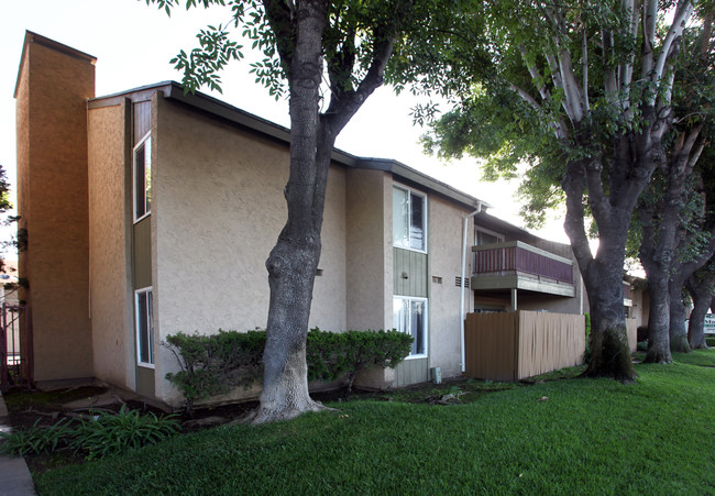 Villa Monterey Apartments in Azusa, CA - Foto de edificio - Building Photo