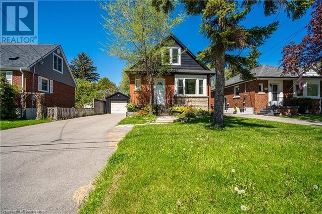 property at 42 E 41st St
