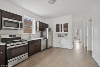3115 N Davlin Ct, Unit 2 in Chicago, IL - Building Photo - Building Photo