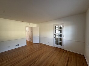 2332 Hillhurst Ave in Los Angeles, CA - Building Photo - Building Photo