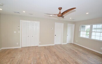13 Flower Hill Pl in Port Washington, NY - Building Photo - Building Photo