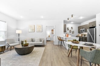 The Pike Apartments in Newington, CT - Foto de edificio - Building Photo