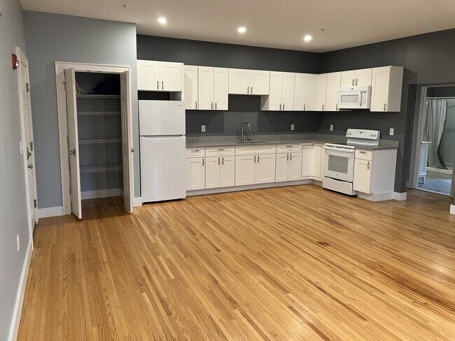 10 S Lake Ave, Unit Apt B in Bergen, NY - Building Photo - Building Photo