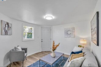 2025 34th Ave, Unit A in Oakland, CA - Foto de edificio - Building Photo