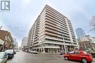 111 Elizabeth St in Toronto, ON - Building Photo