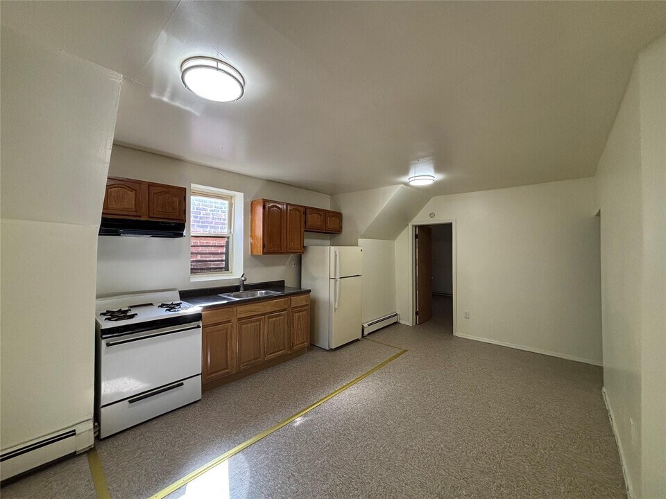 1114 E 180th St in Bronx, NY - Building Photo