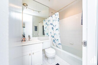 345 W Fullerton Pkwy in Chicago, IL - Building Photo - Building Photo