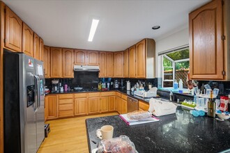 138 Central Ave in Redwood City, CA - Building Photo - Interior Photo