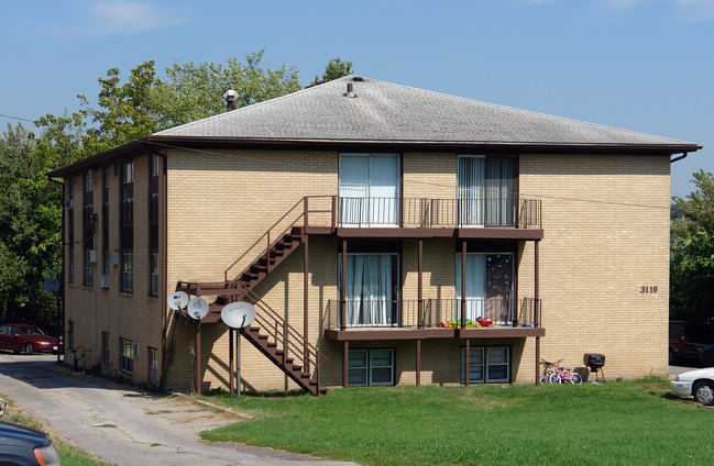 COLONIAL ARMS in Des Moines, IA - Building Photo - Building Photo